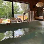 Au Petit Manoir Bed & Breakfast 4*