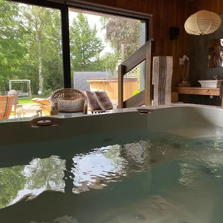 Au Petit Manoir Bed & Breakfast 4*