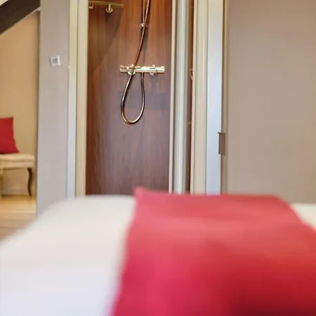 Au Petit Manoir Bed & Breakfast Socx
