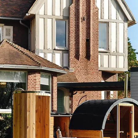 Au Petit Manoir Bed & Breakfast