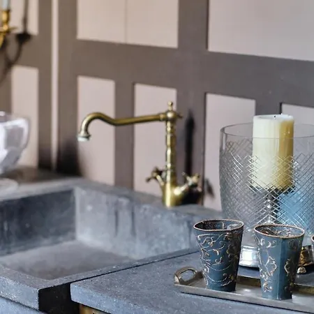 לינה וארוחת בוקר Au Petit Manoir 4*