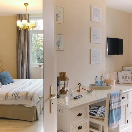 לינה וארוחת בוקר Au Petit Manoir 4*