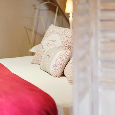 לינה וארוחת בוקר Au Petit Manoir 4*