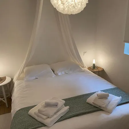 Au Petit Manoir Bed & Breakfast 4*