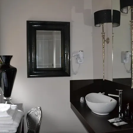 Au Petit Manoir Bed & Breakfast Socx