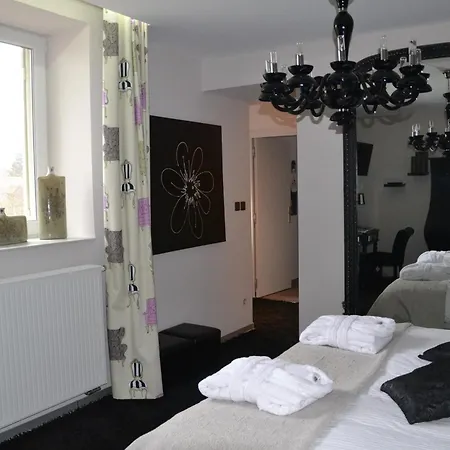 Au Petit Manoir Bed & Breakfast Socx