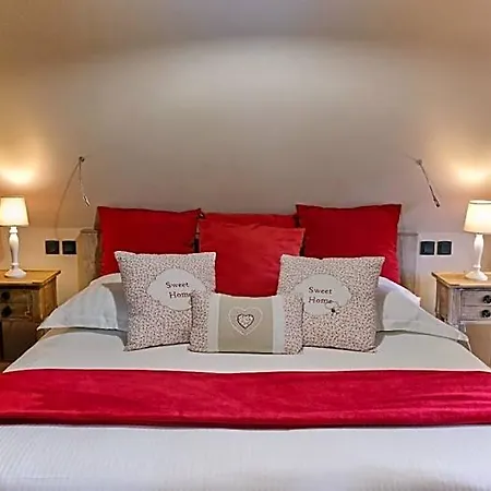 Au Petit Manoir Bed & Breakfast Socx