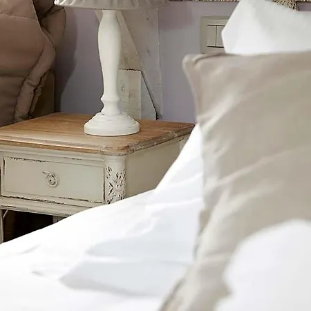 Au Petit Manoir לינה וארוחת בוקר 4*