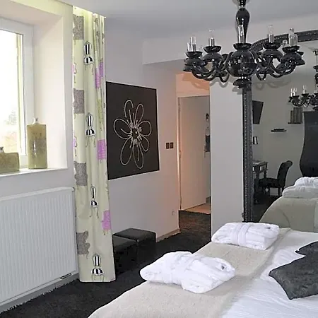 Au Petit Manoir Bed & Breakfast