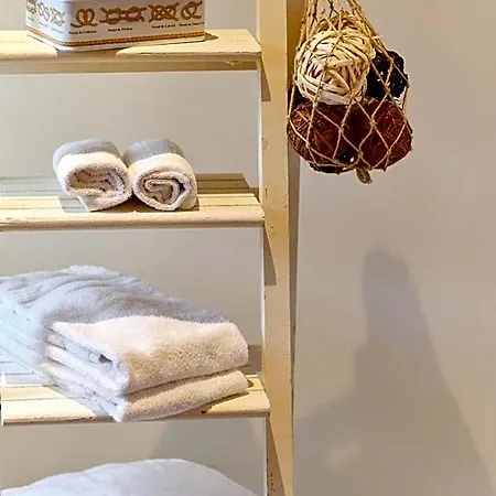 Au Petit Manoir לינה וארוחת בוקר
