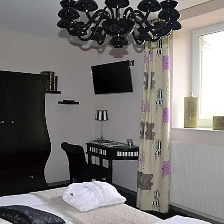 Au Petit Manoir Bed & Breakfast